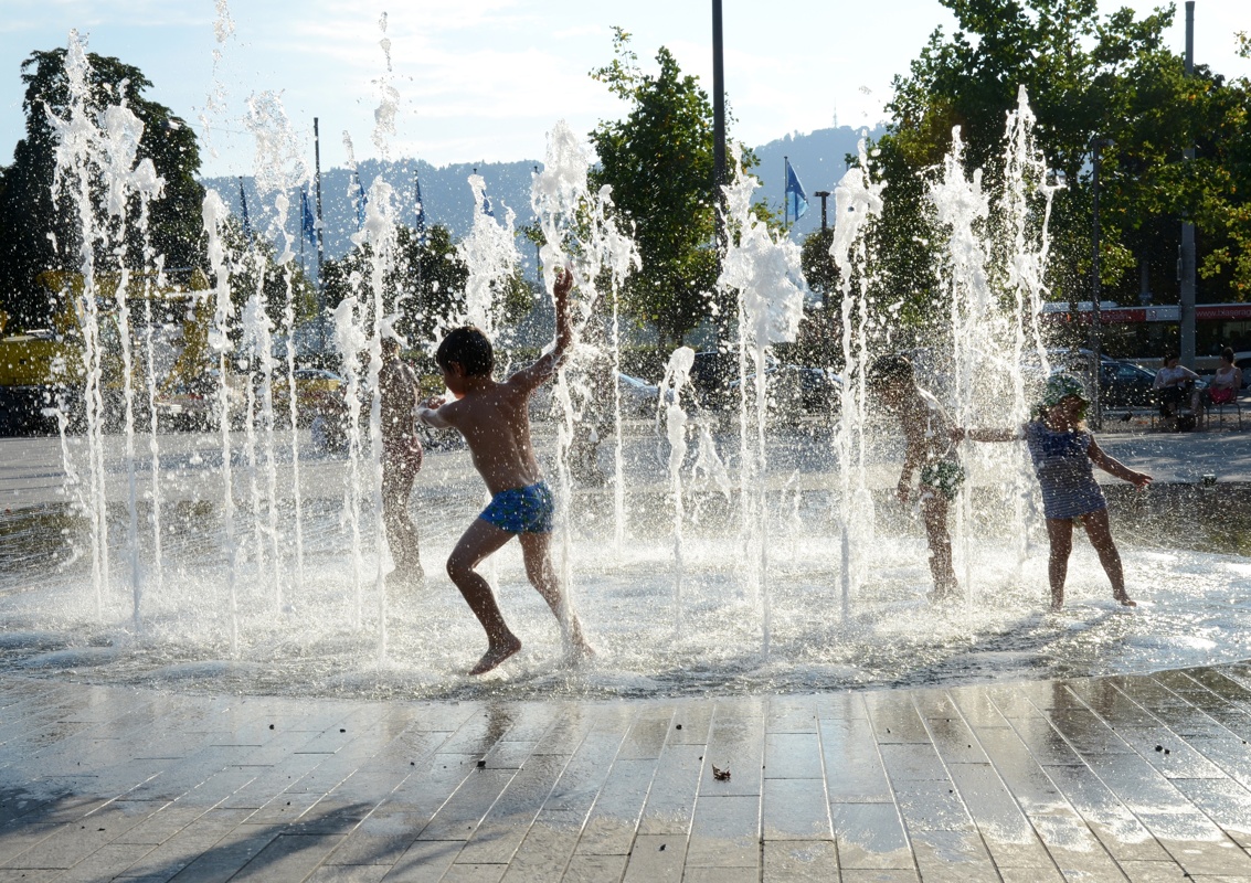 children-playing-2213748.jpg